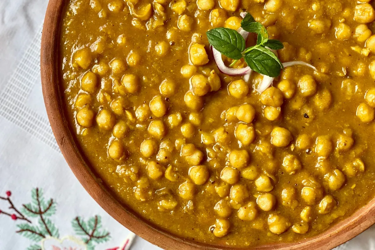 Cari gros pois, a golden Mauritian butter bean curry simmered in massala, to serve with dholl puri.